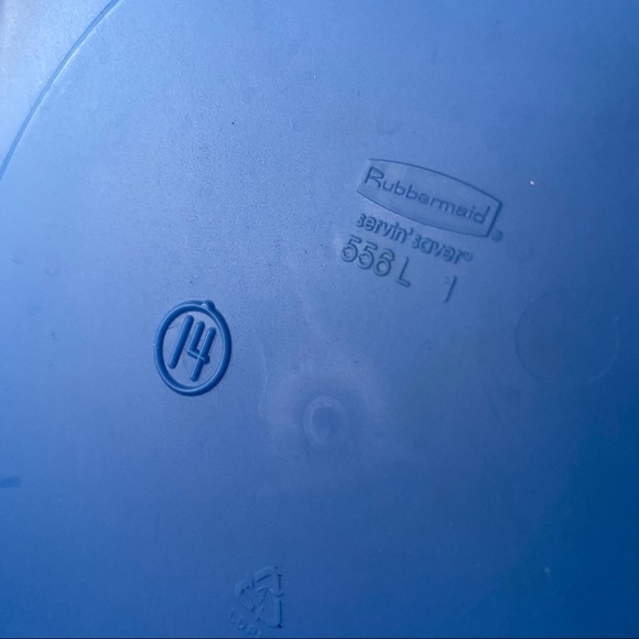 2 Rubbermaid Servin Savers - Picture 5 of 11